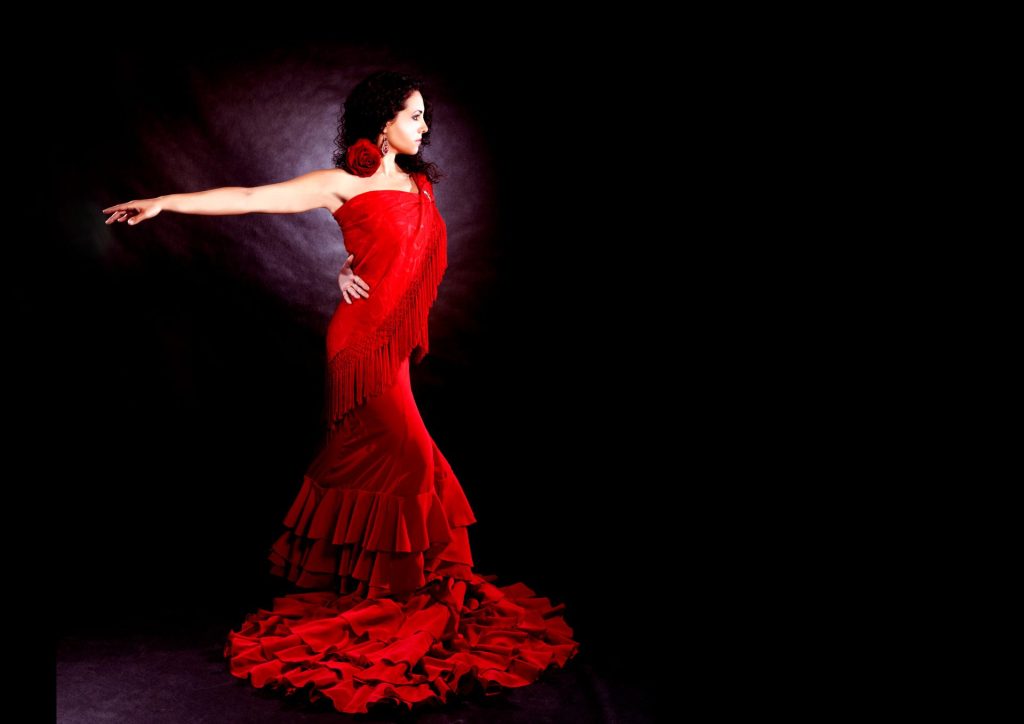 Mujer con vestido rojo elegante