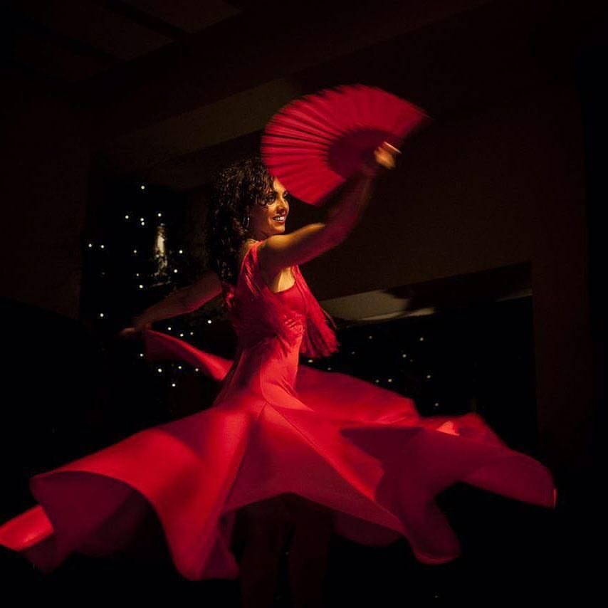 Mujer con vestido rojo elegante