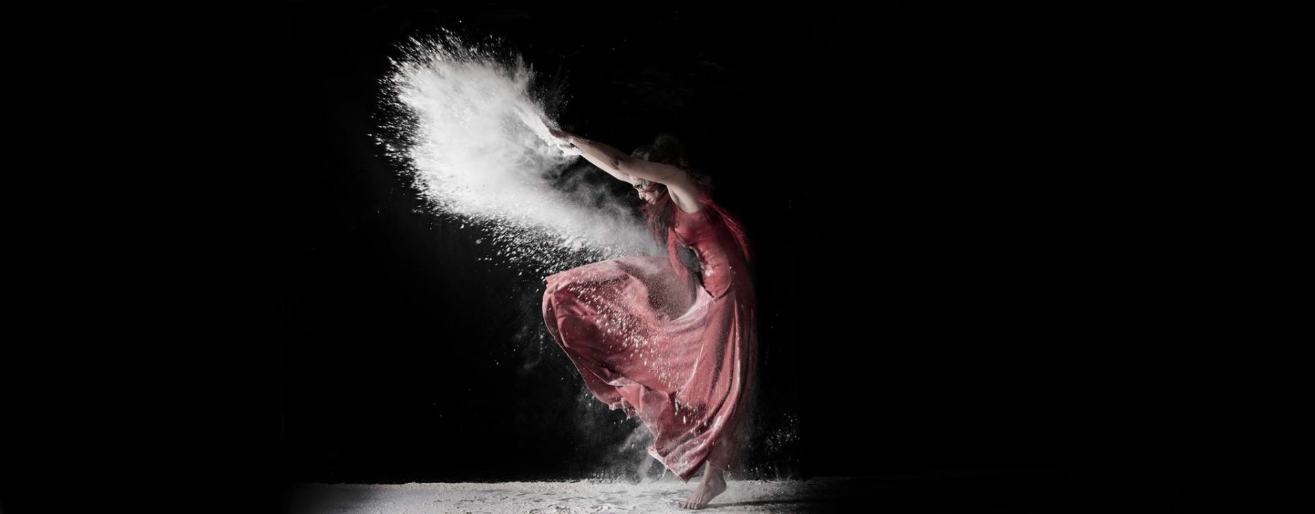 Grupo de danza en rojo