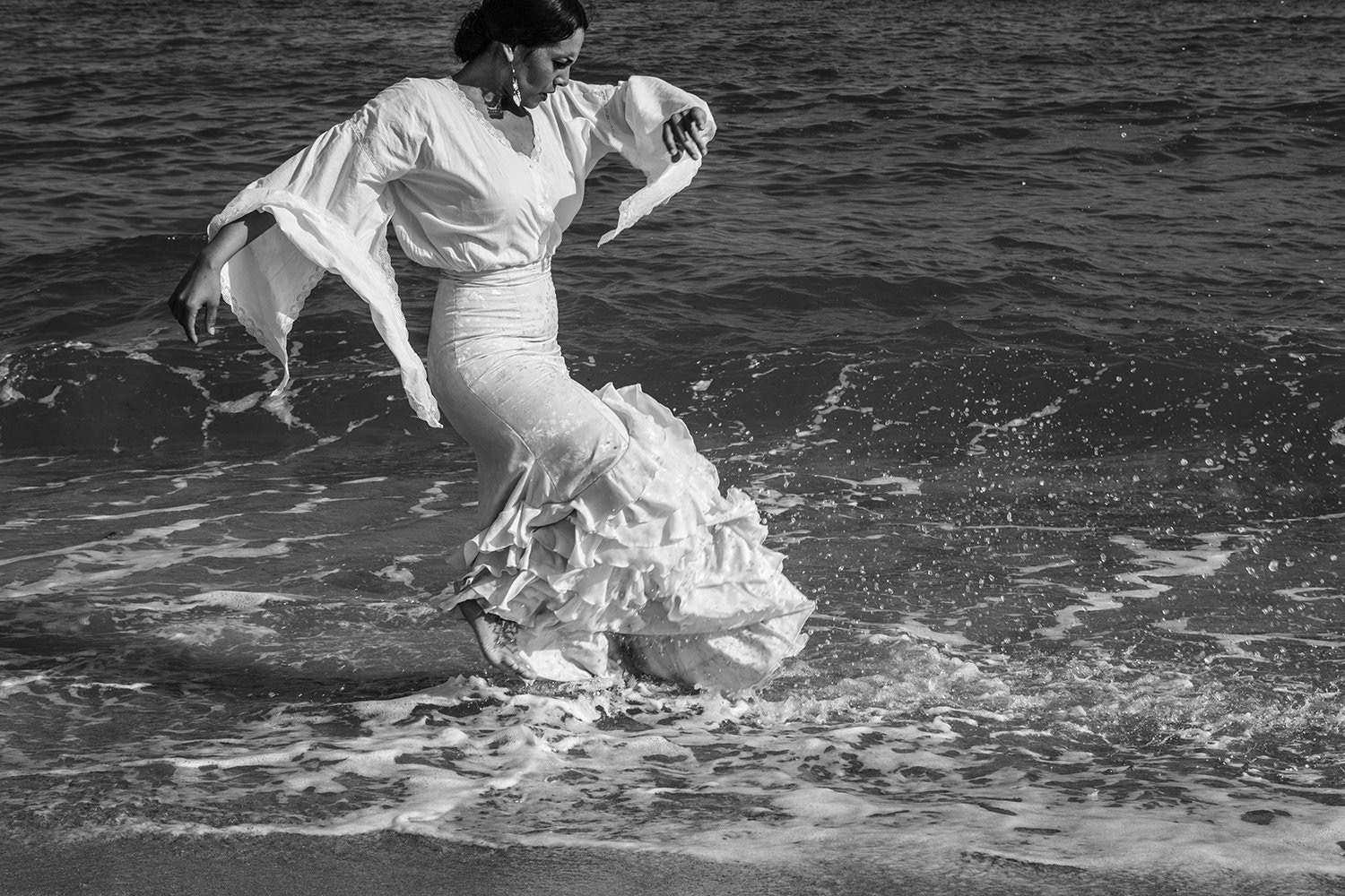 Mujer en vestido blanco en agua