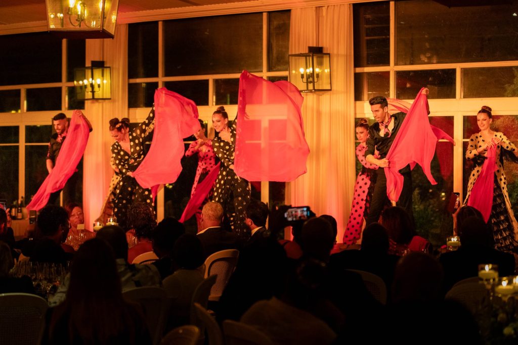 Baile con pañuelos rojos