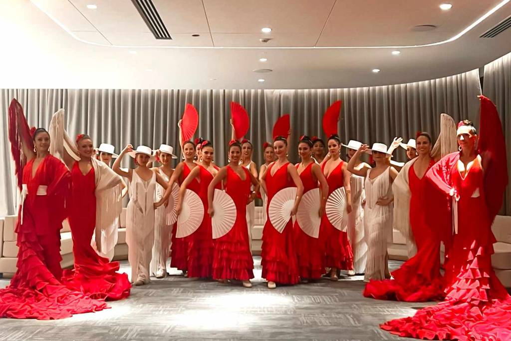 Mujeres en trajes rojos