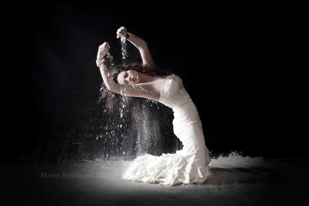 Mujer en vestido blanco danzando