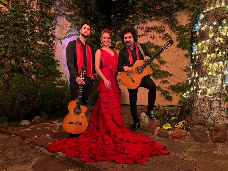 Bailarines con trajes rojos