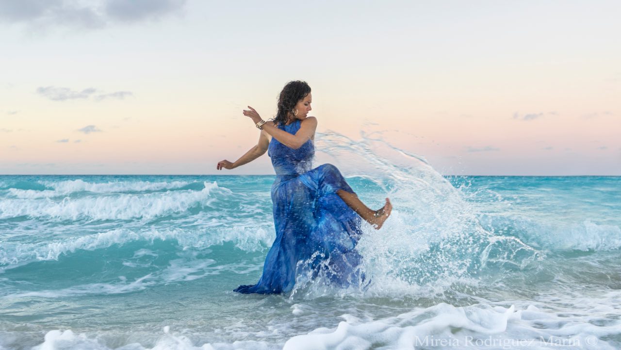 Mujer bailando en el mar